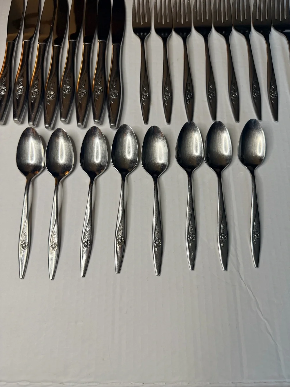 Complete 24-Pc Oneida Lasting Rose Stainless Flatware Set - 3 Pc Service for 8